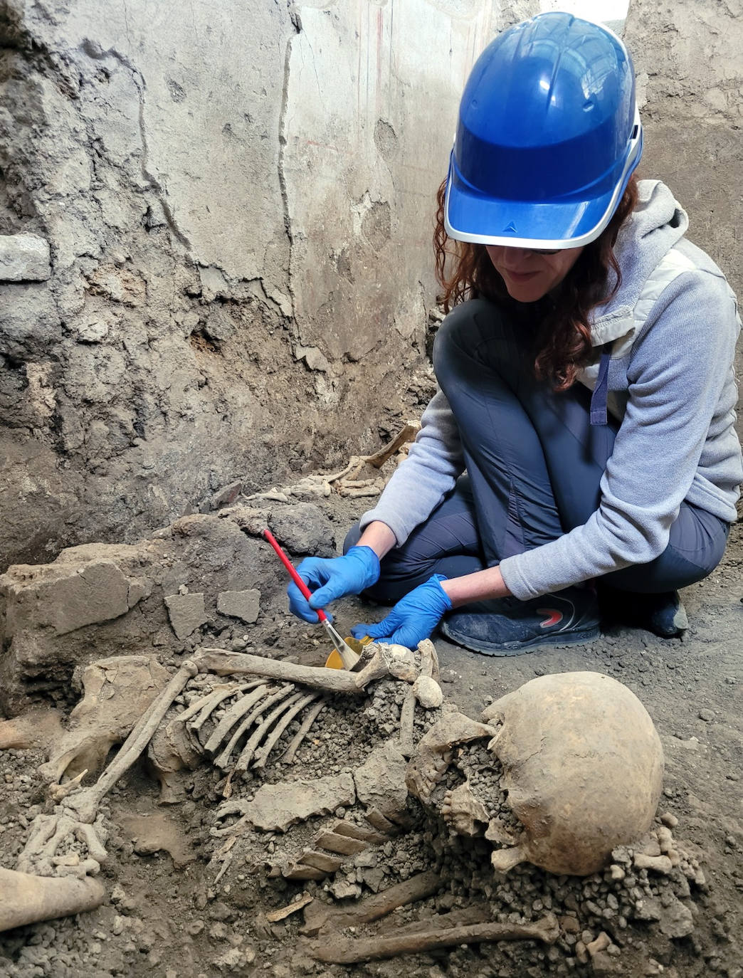 Hallan nuevos esqueletos en Pompeya: dos cuerpos que murieron tras la erupción del volcán Vesubio