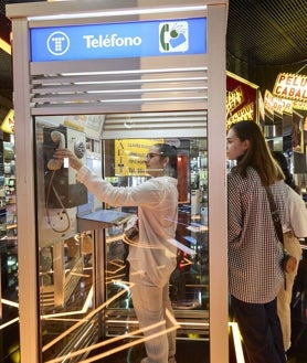 Imagen secundaria 2 - Los visitantes disfrutan de la exposición permanente del Museo Europeo del Año.