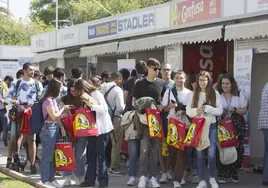 Un grupo de alumnos tras pasar por el stand de la empresa Grefusa.