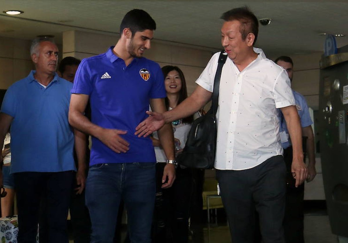 Peter Lim viajó a Valencia en agosto de 2018 para recibir e Guedes tras su fichaje por el Valencia.