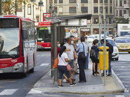 Varios pasajeros esperan en una parada de la EMT en la última huelga.