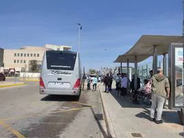 Un autobús de otra línea comarcal recoge pasajeros en el hospital.