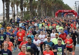 Corredores completan los primeros metros de la pasada 15K Valencia Abierta al Mar.