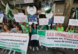 Los sanitarios se concentran este miércoles frente a la Conselleria de Sanidad.