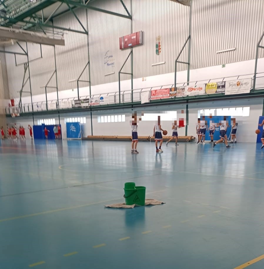 Un grupo entrenando con un cubo cerca.