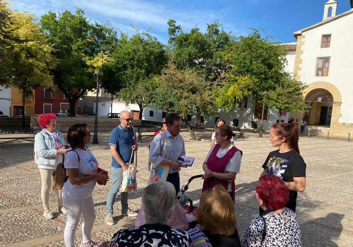 La comitiva socialista por el barrio de Sant Pere.