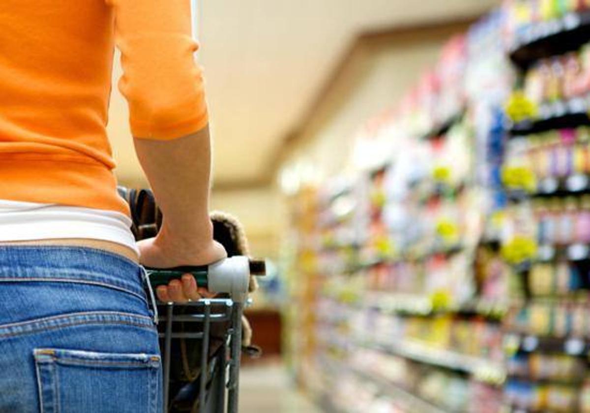 Una mujer hace la compra en un supermercado