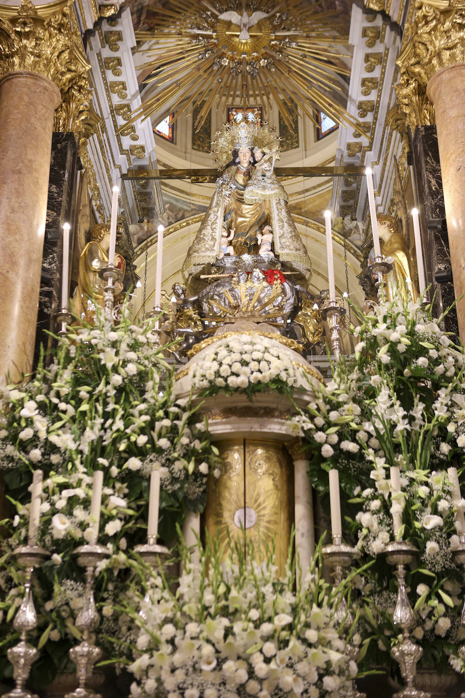 Ofrenda de los floristas a la Virgen de los Desamparados