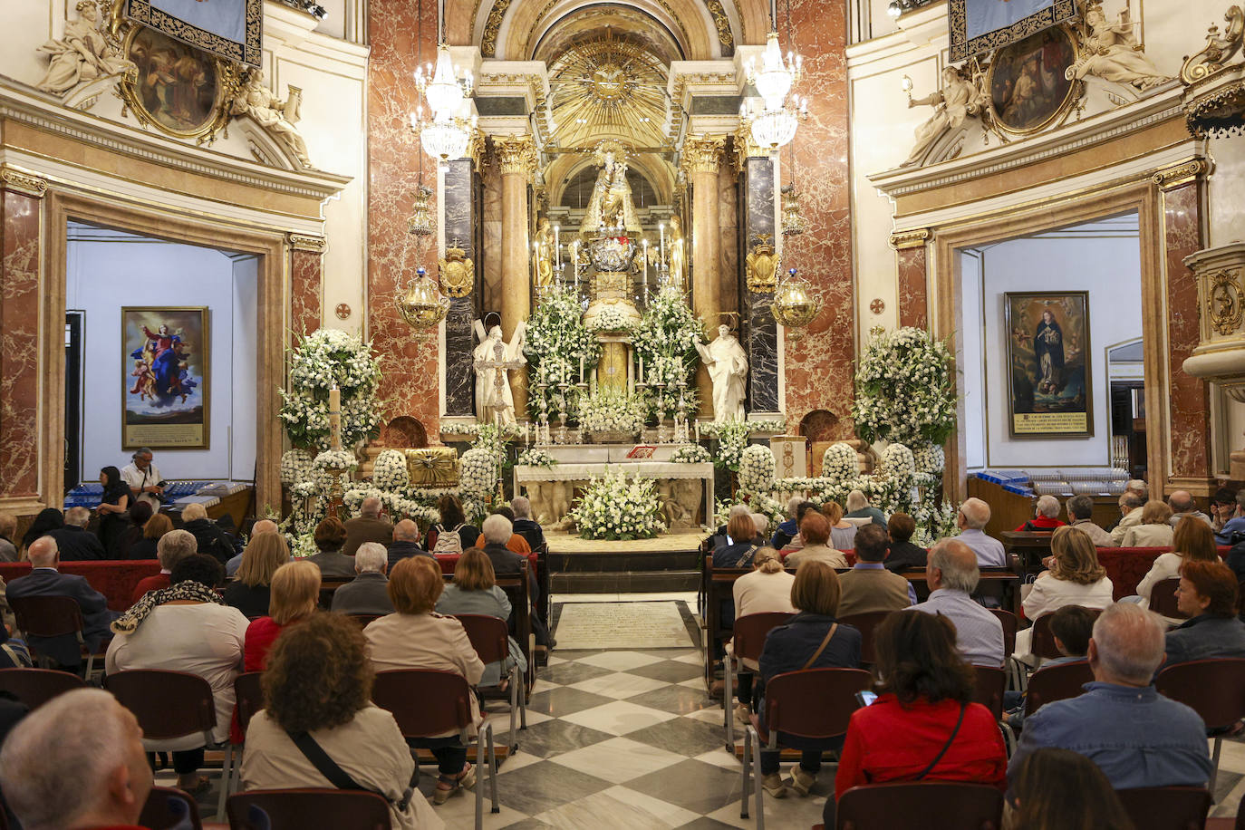 Ofrenda de los floristas a la Virgen de los Desamparados