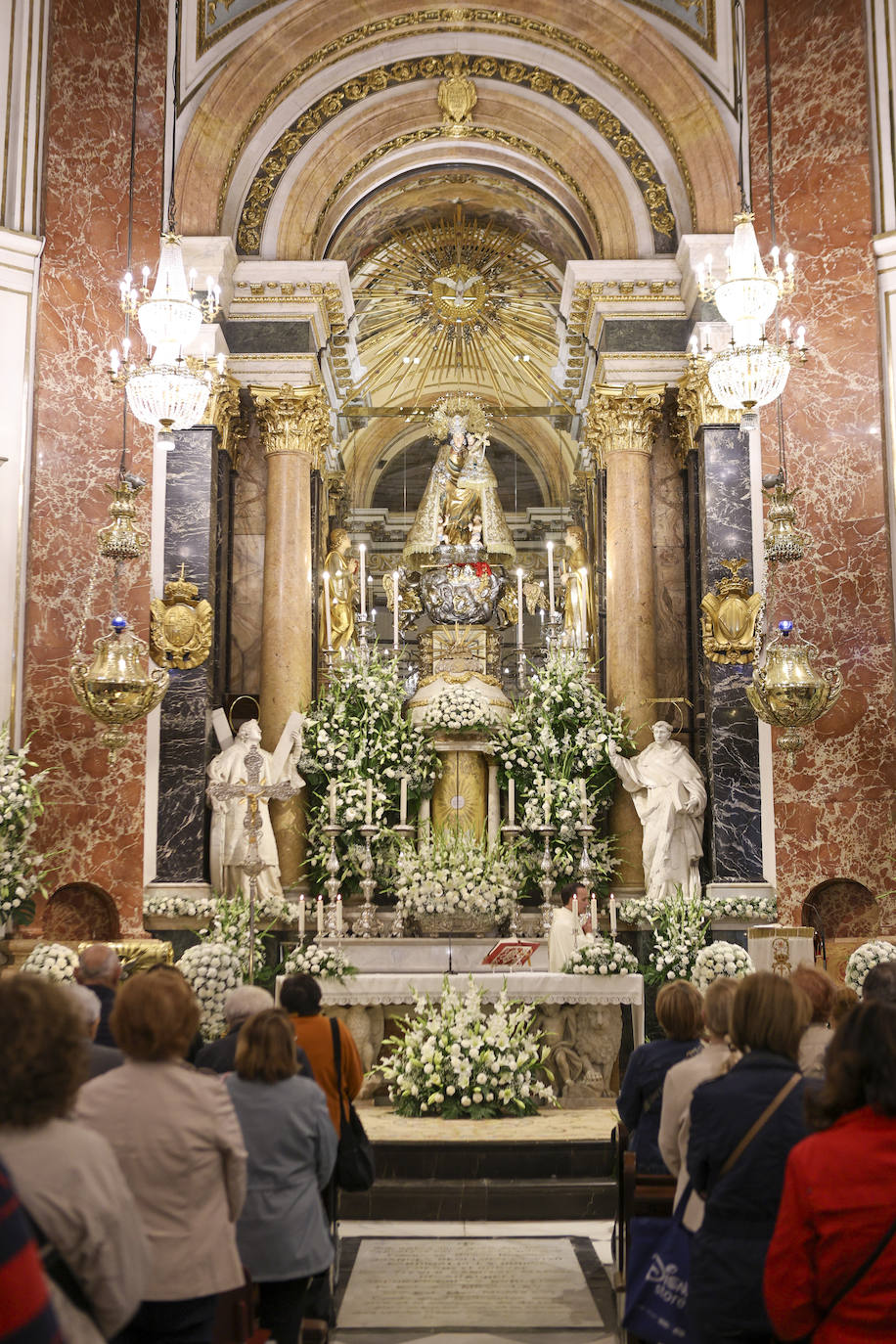 Ofrenda de los floristas a la Virgen de los Desamparados