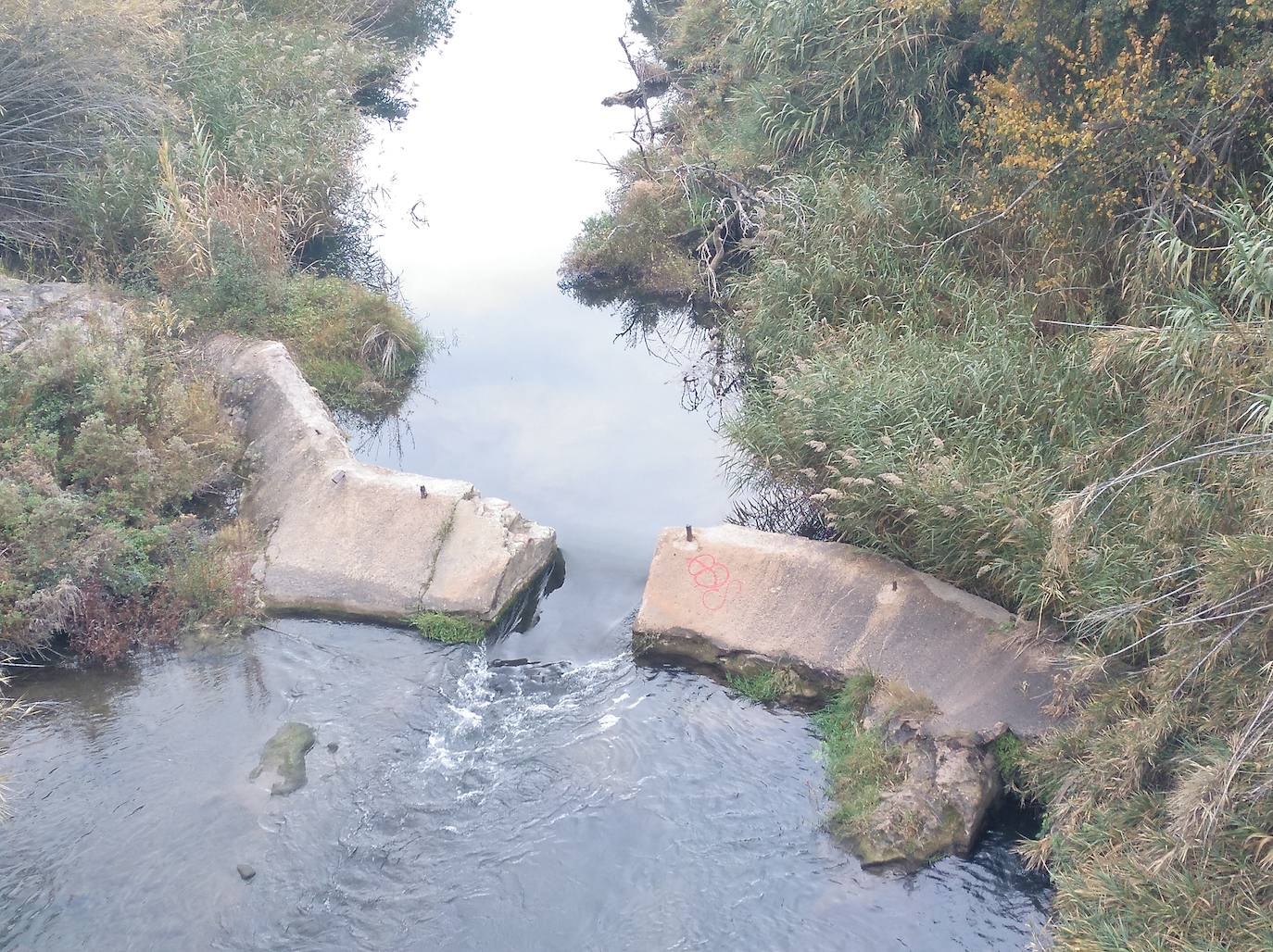 Una de las barreras fluviales en desuso.