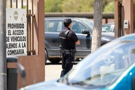 Un policía nacional vigila unas dependencias oficiales.