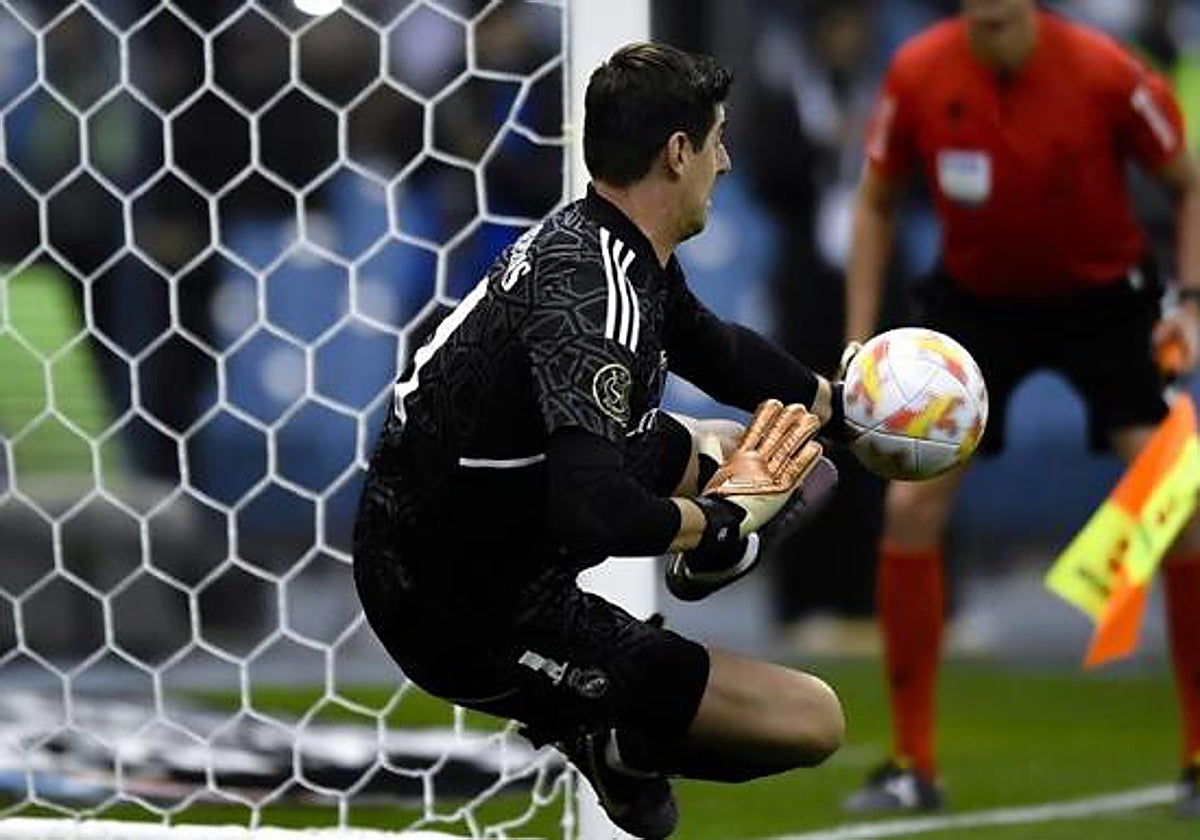 El meta belga,Thibaut Courtois, atajando un disparo.