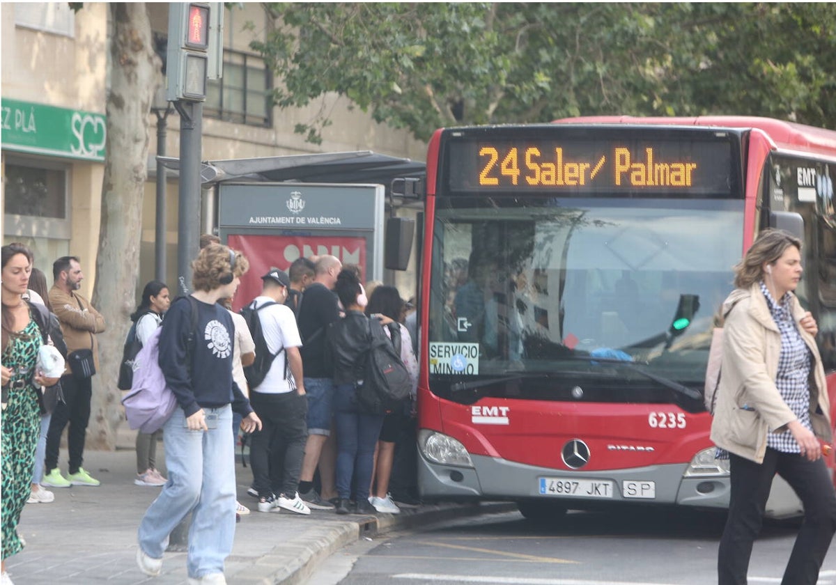 Un autobús de la EMT este jueves en Valencia con el cartel de 'Servicio mínimo'.