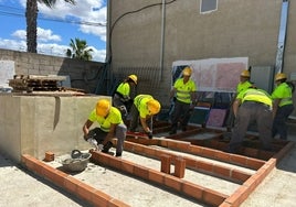 Trabajadores en Riba-roja de Túria.