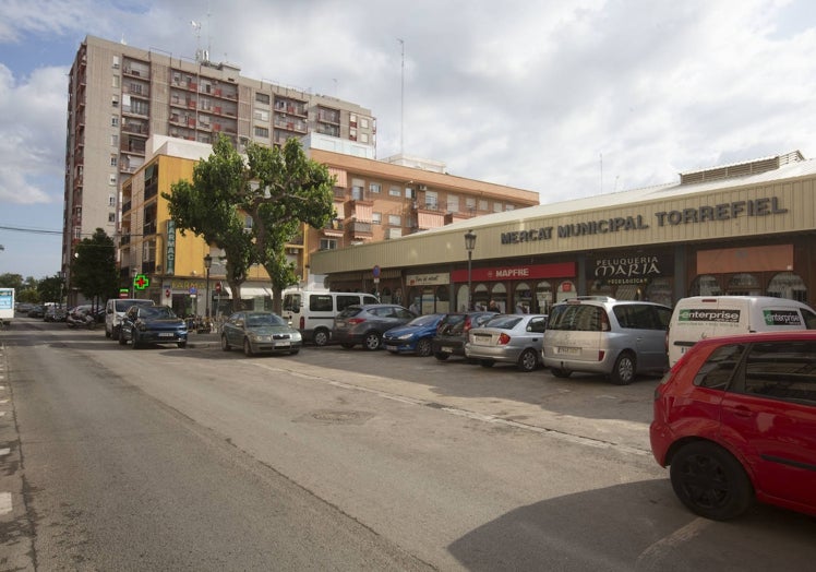 Mercado municipal de Torrefiel, con las calles sin reformar.