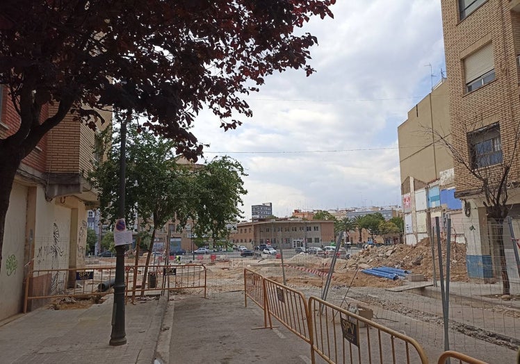 Zona donde estaba el muro de la vergüenza, en obras para ajardinar la plaza.