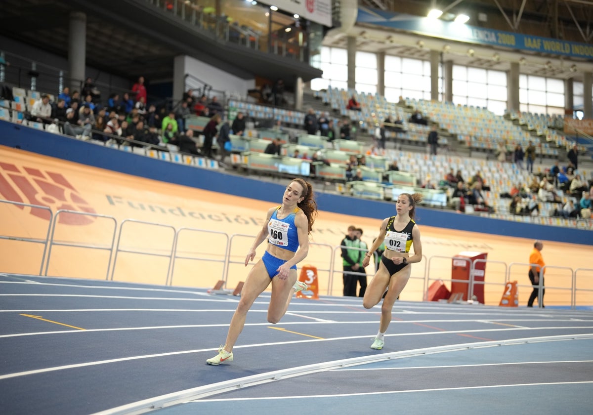 Competición de atletismo en el Palau Luis Puig.