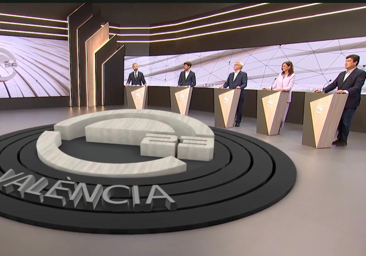 Los candidatos a la Alcaldía de Valencia durante el debate electoral. De izquierda a derecha: Badenas, Caballero, Ribó, Gómez y Giner.