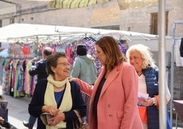 María José Catalá, durante el recorrido por el mercadillo de Castellar.