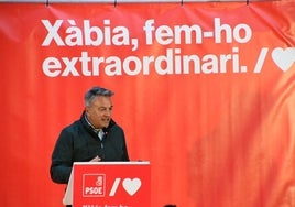 El candidato socialista durante el mitin en el Freginal.