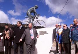 Inauguración del monumento al ciclista en la cima del Xorret del Catí, en 2003.