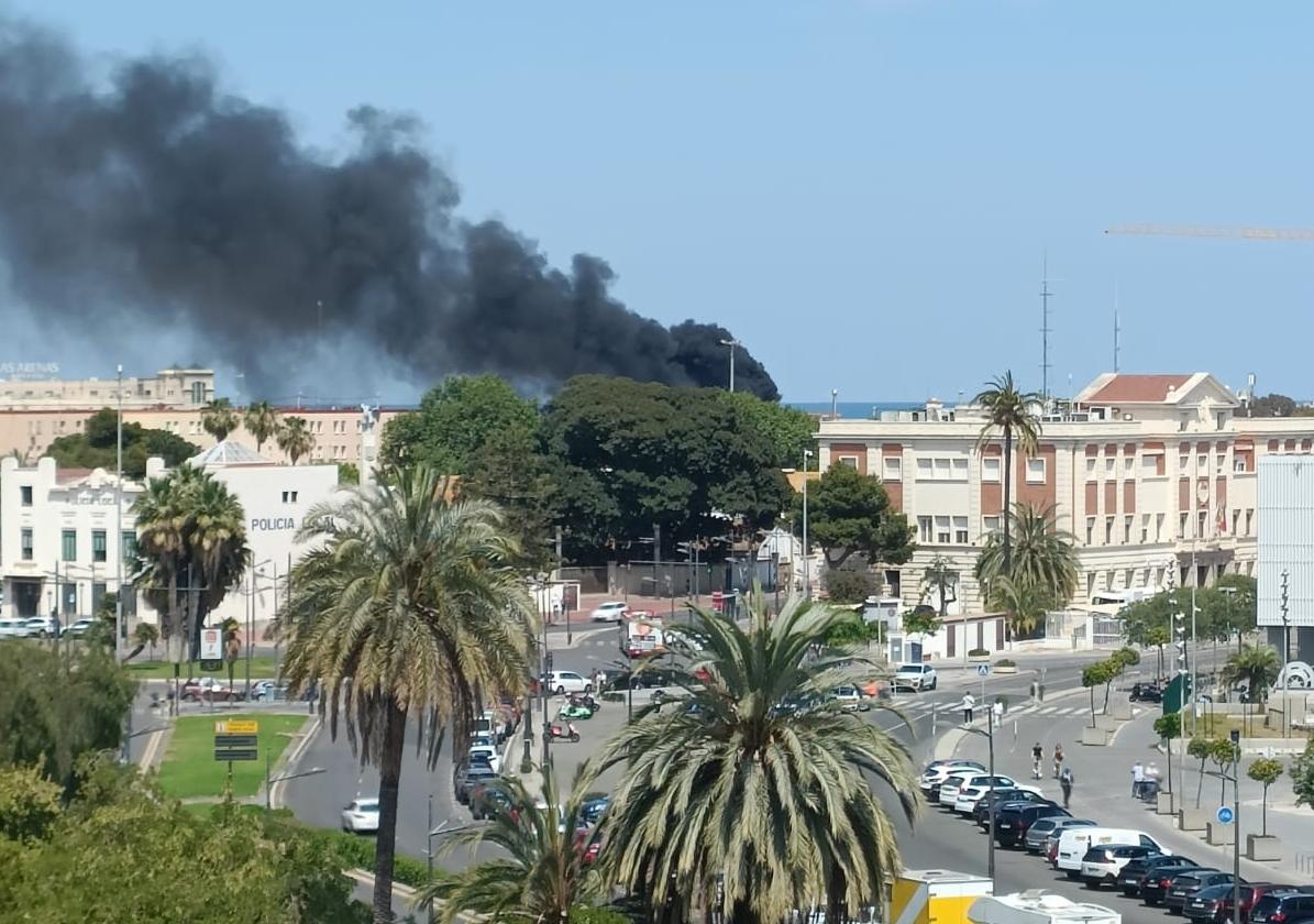 La densa nube de humo negro.