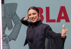 La cantante valenciana, tras llegar a Madrid desde Liverpool, donde representó a España en el festival de Eurovisión.