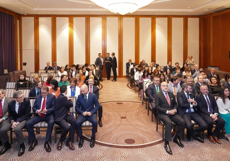 Imagen principal - Graduados el pasado 19 de mayo y diferentes momentos del acto de entrega de diplomas.