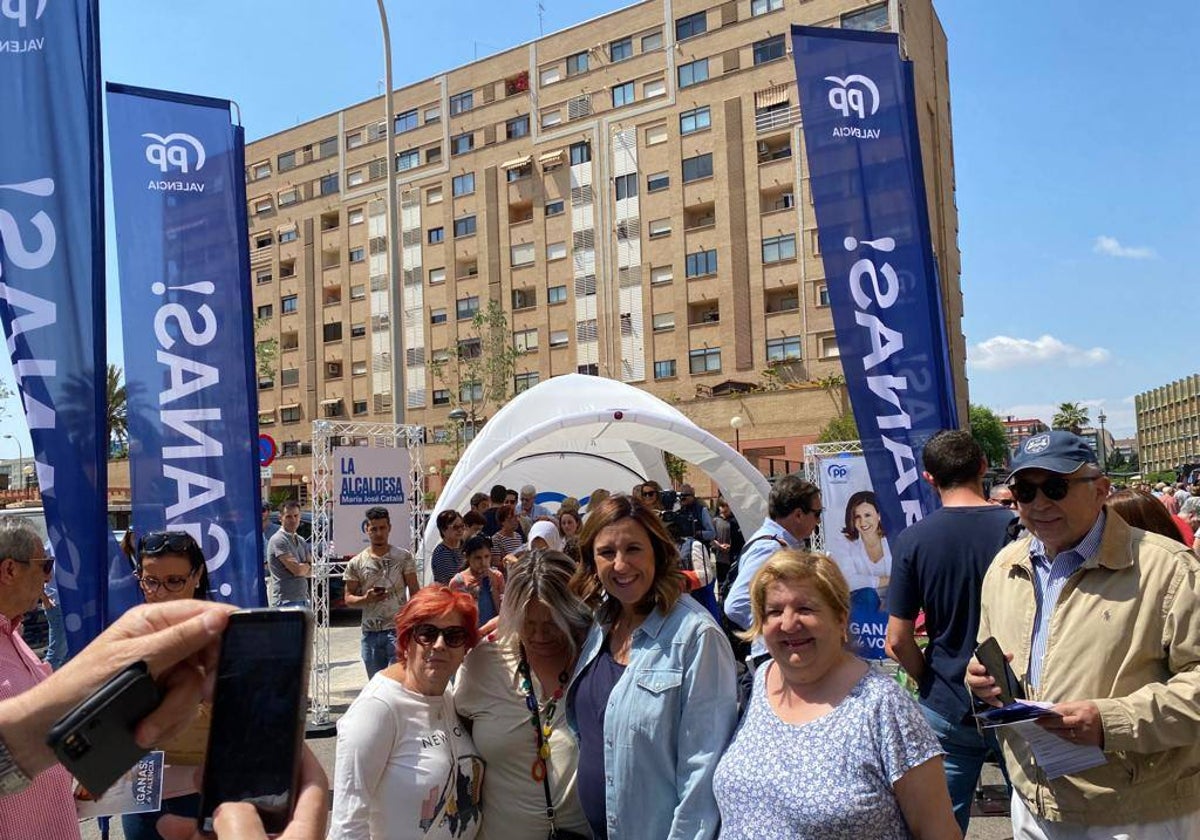 La candidata María José Catalá se hace una foto con varias simpatizantes.