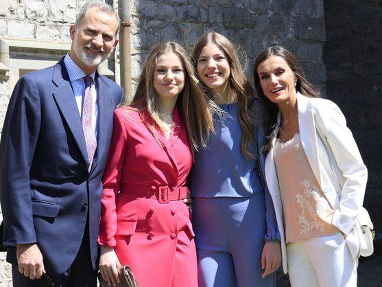 Leonor junto a sus padres y su hermana en el día de su graduación