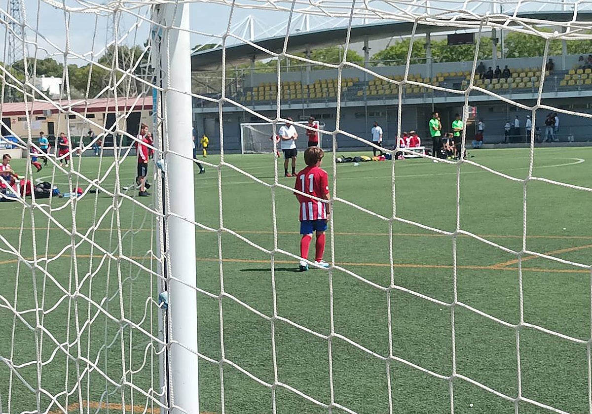 Un jugador del Atlético Moncadense, durante un partido en la localidad.