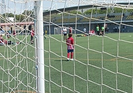 Un jugador del Atlético Moncadense, durante un partido en la localidad.