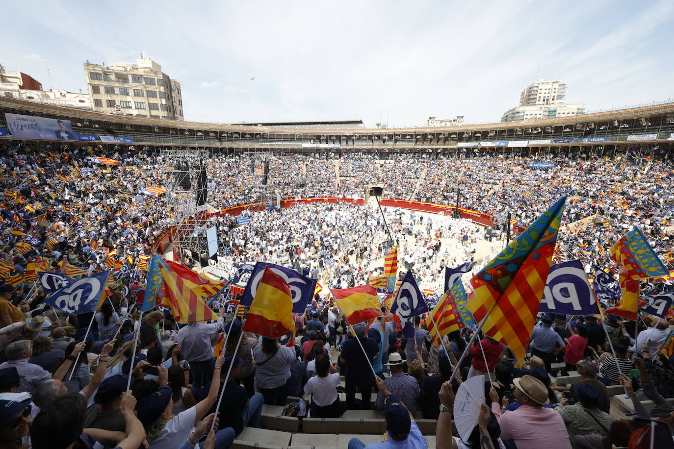 Fotos: el PP llena la plaza de toros en su mitin en Valencia