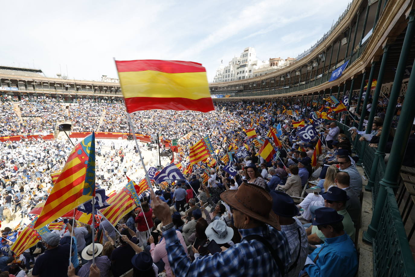 Fotos: el PP llena la plaza de toros en su mitin en Valencia