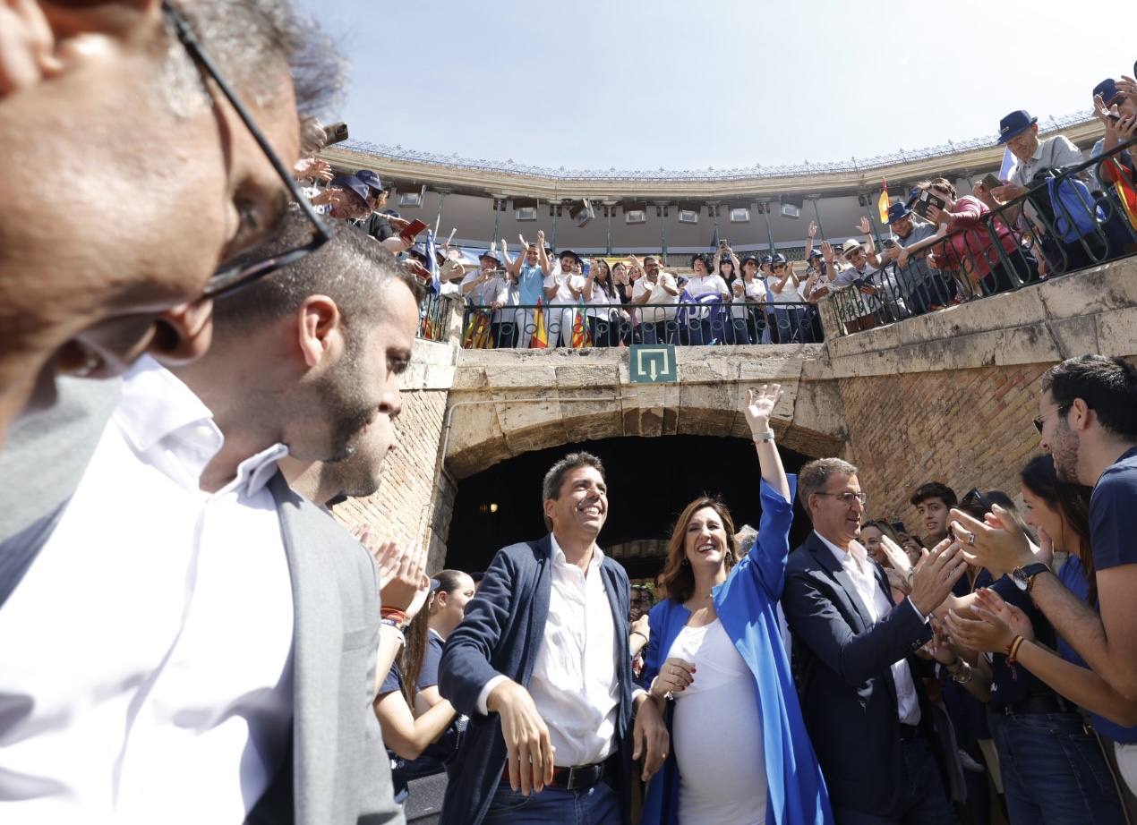 Fotos: el PP llena la plaza de toros en su mitin en Valencia