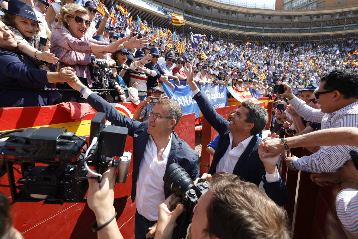 Fotos: el PP llena la plaza de toros en su mitin en Valencia