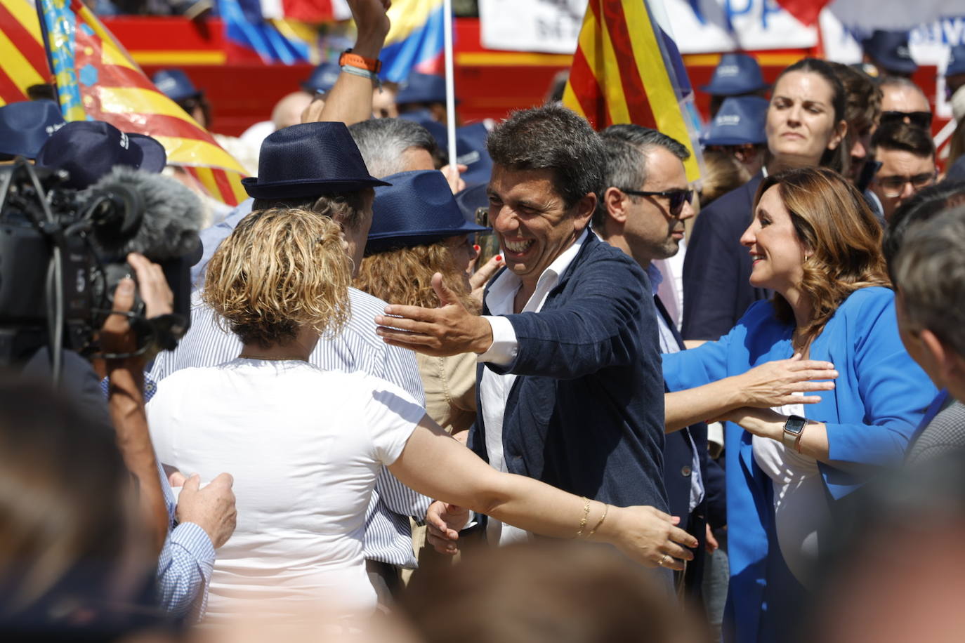 Fotos: el PP llena la plaza de toros en su mitin en Valencia