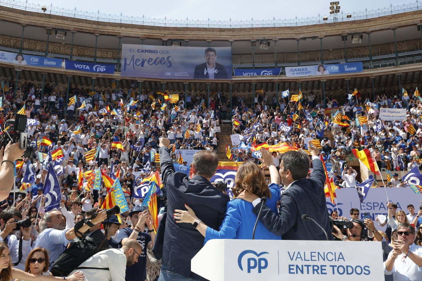 Fotos: el PP llena la plaza de toros en su mitin en Valencia