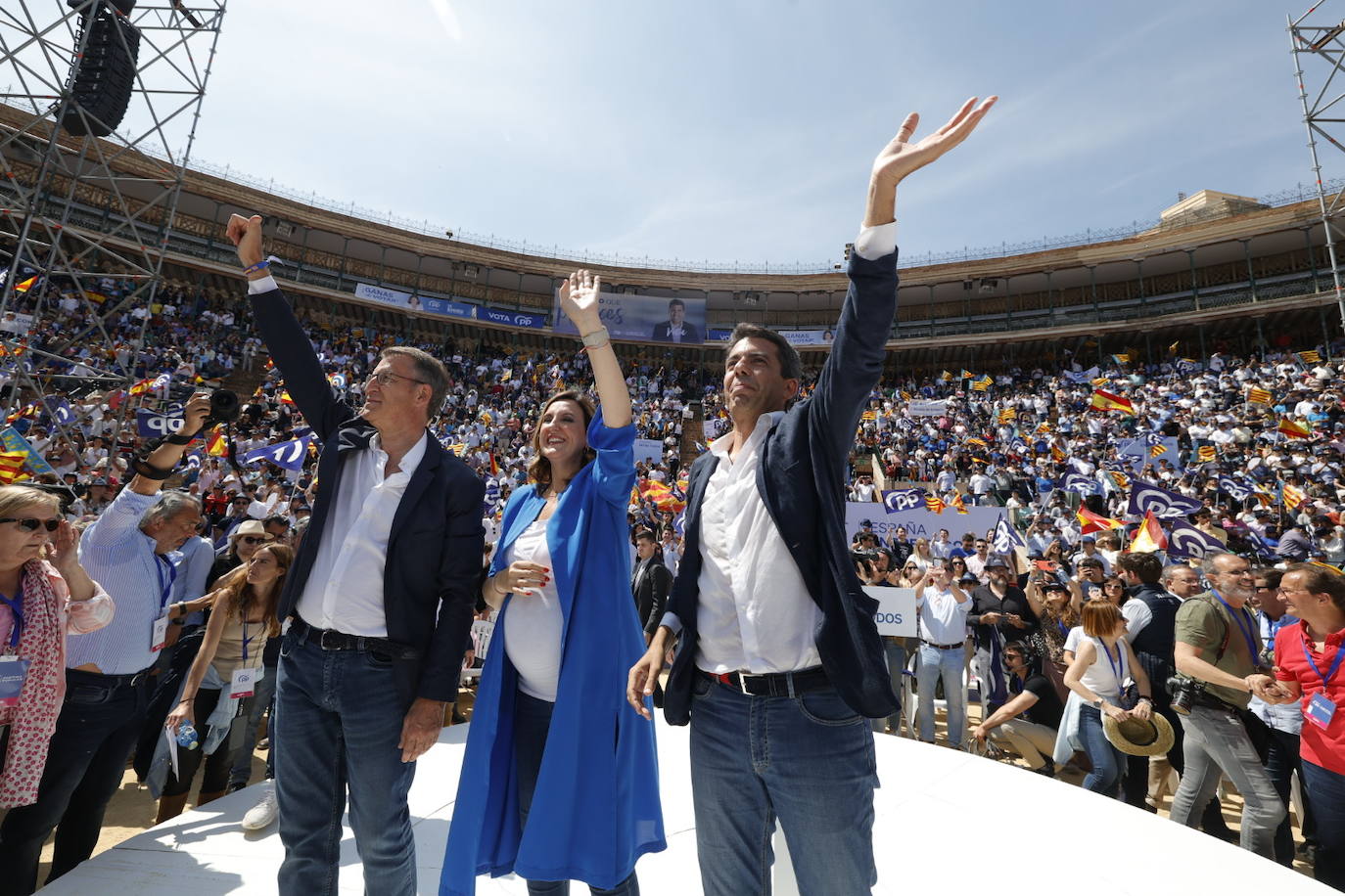 Fotos: el PP llena la plaza de toros en su mitin en Valencia