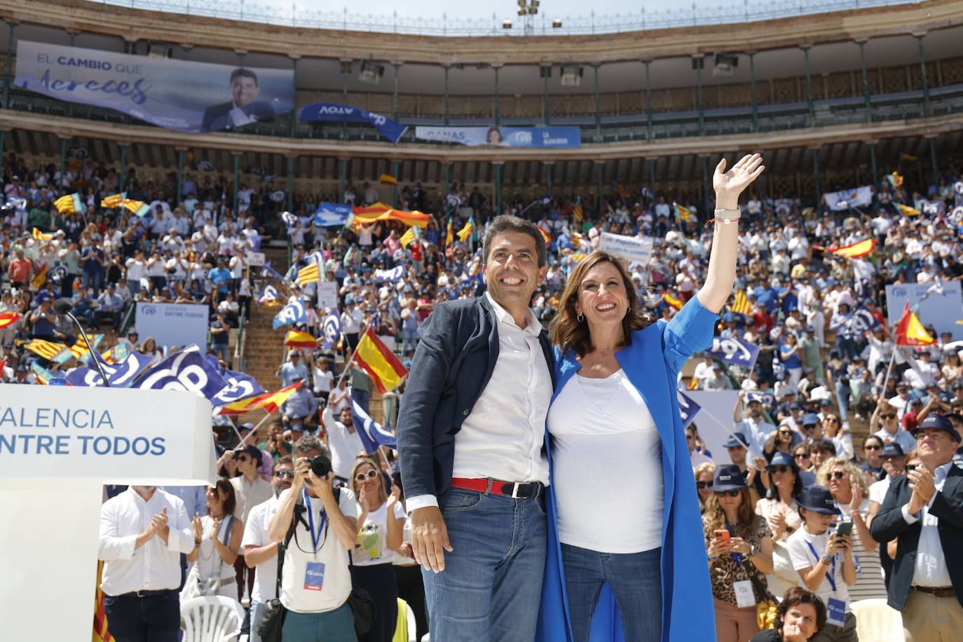 Fotos: el PP llena la plaza de toros en su mitin en Valencia