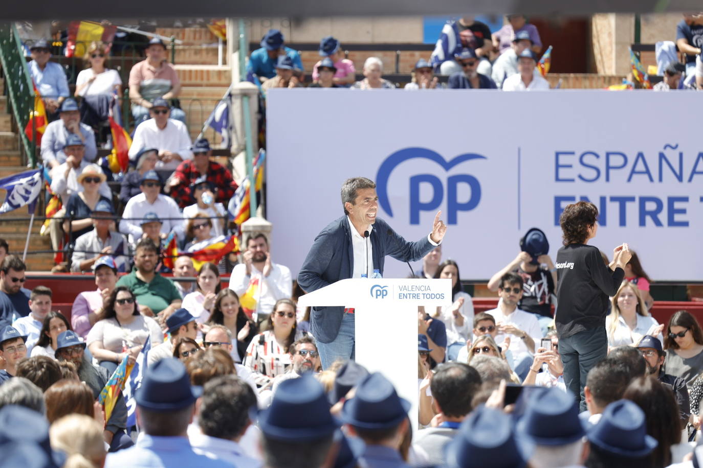 Fotos: el PP llena la plaza de toros en su mitin en Valencia