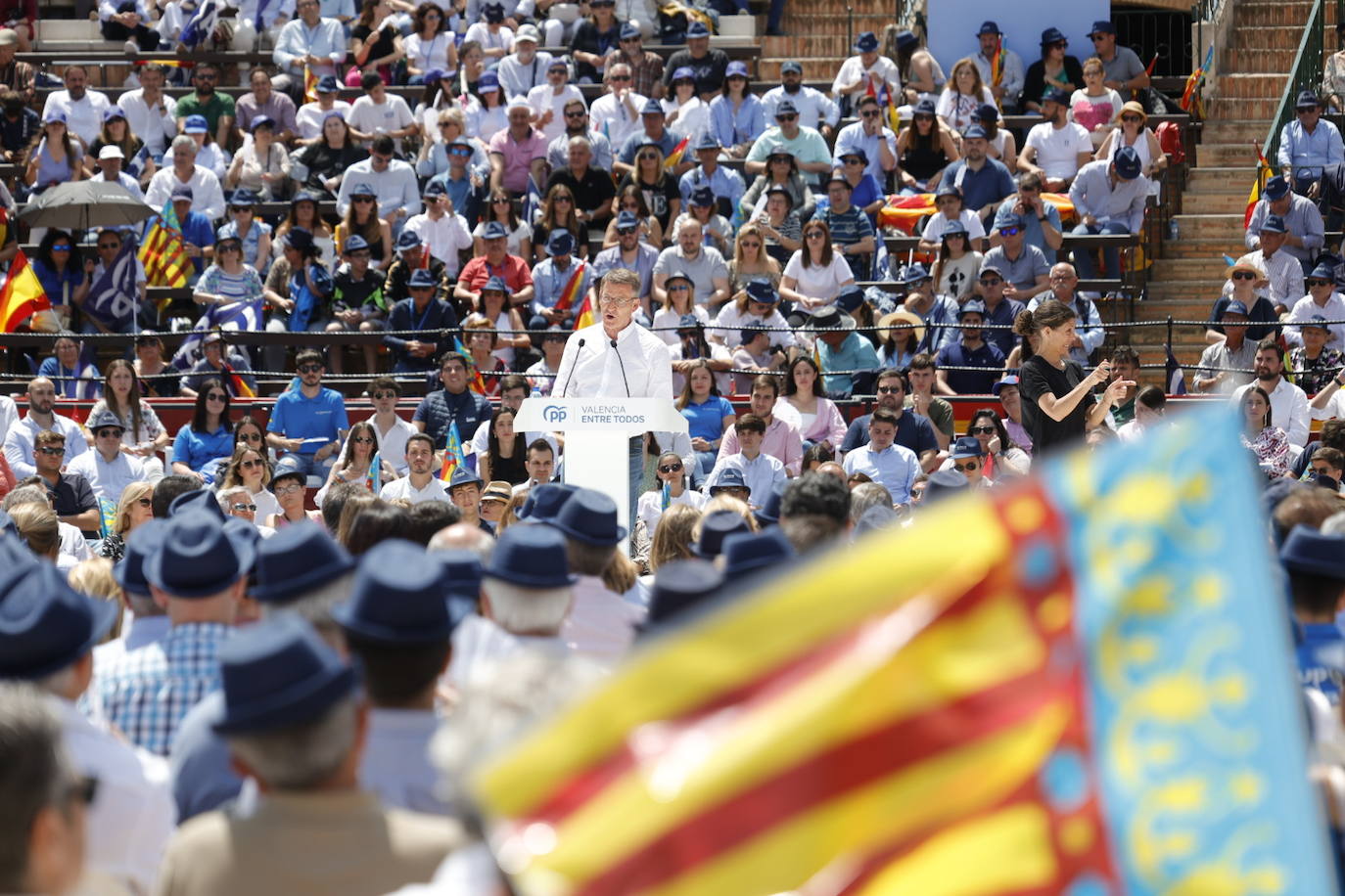 Fotos: el PP llena la plaza de toros en su mitin en Valencia