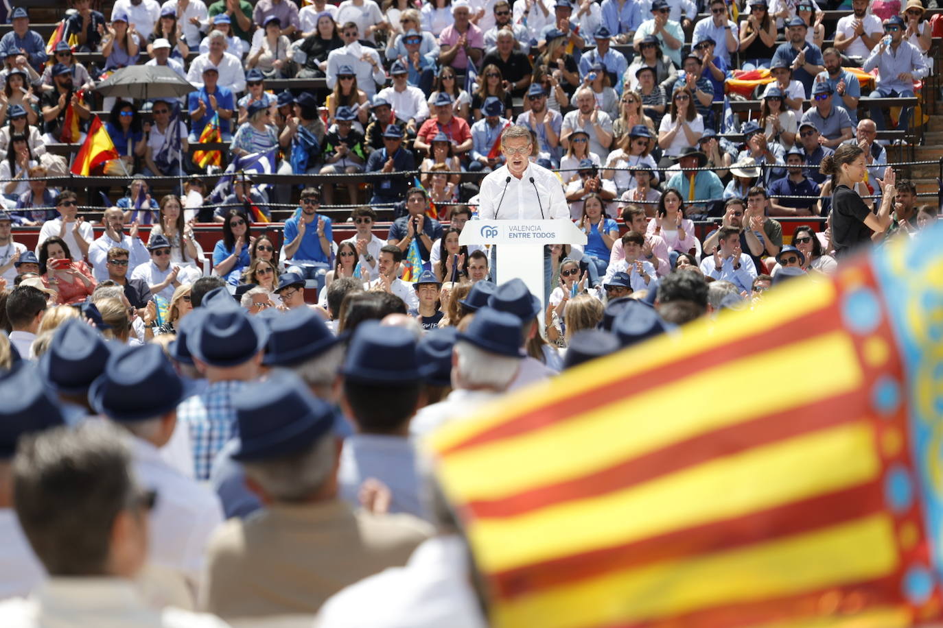 Fotos: el PP llena la plaza de toros en su mitin en Valencia