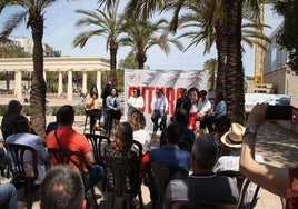 Sandra Gómez interviene en el acto organizado con los músicos.