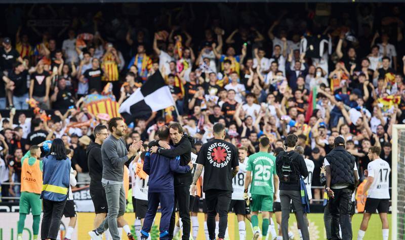 Éxtasis en Mestalla tras ganar al Madrid y agarrar la salvación