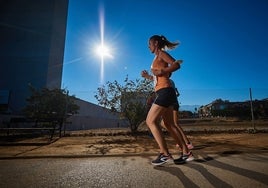 Correr o caminar son grandes aliados de la vida sana.