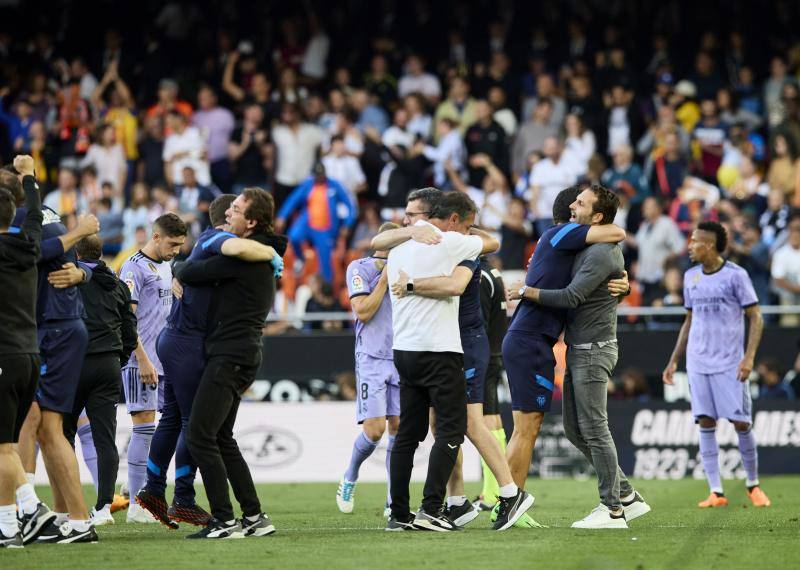 Éxtasis en Mestalla tras ganar al Madrid y agarrar la salvación