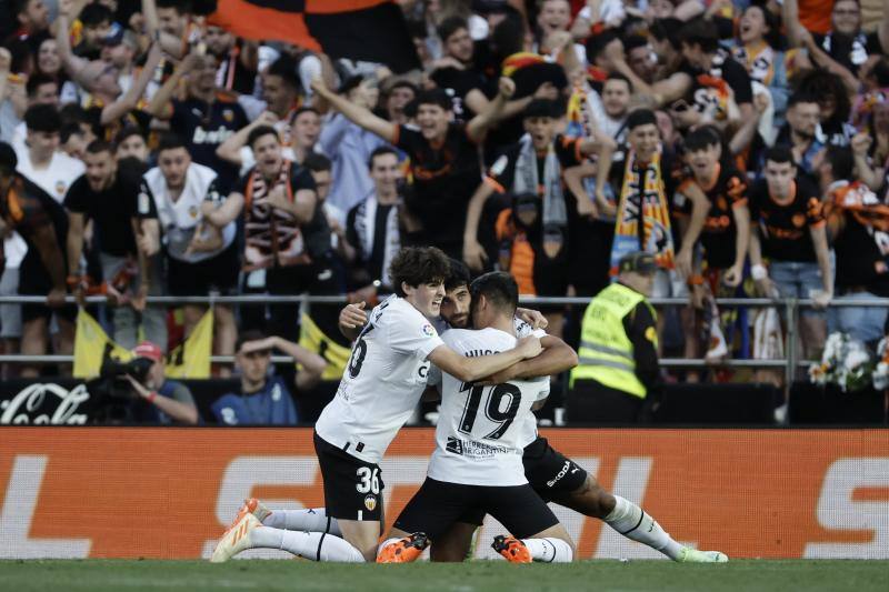 Éxtasis en Mestalla tras ganar al Madrid y agarrar la salvación