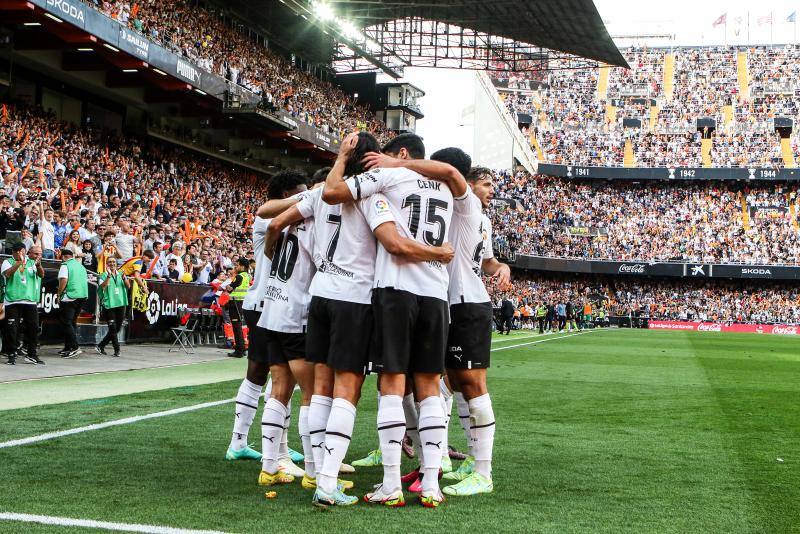 Éxtasis en Mestalla tras ganar al Madrid y agarrar la salvación